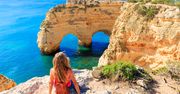 Wyjątkowe miejsce w Europie. "Błękit oceanu i klify, które kryją tajemnicze plaże i jaskinie"