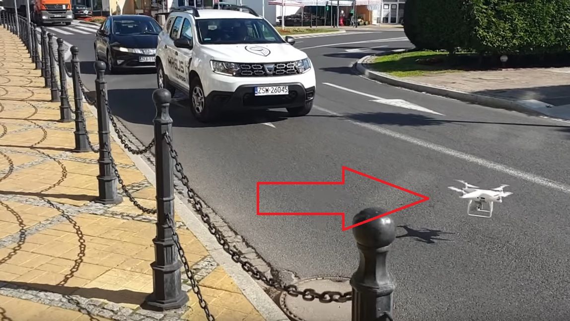 Cyberpunk po polsku. Dron zakorkował ulicę w nadmorskiej miejscowości 1
