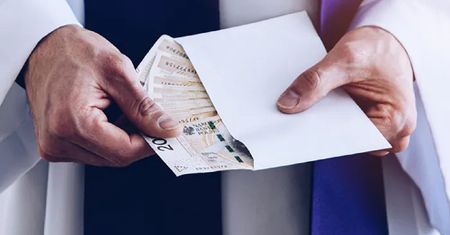 Kolęda i koperta. Ile naprawdę warto dać księdzu? Wyniki ankiety zaskakują