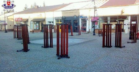 To miał być tylko głupi żart. Nastolatkowie z nudów ustawili pionowo ławki w centrum miasta