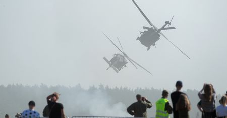 O krok od tragedii. Black Hawki tuż nad głowami ludzi. "To cud"