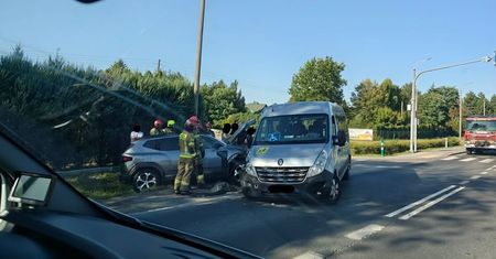 Zderzenie osobówki z busem wiozącym dzieci na trasie Lublin-Łęczna. Duże korki