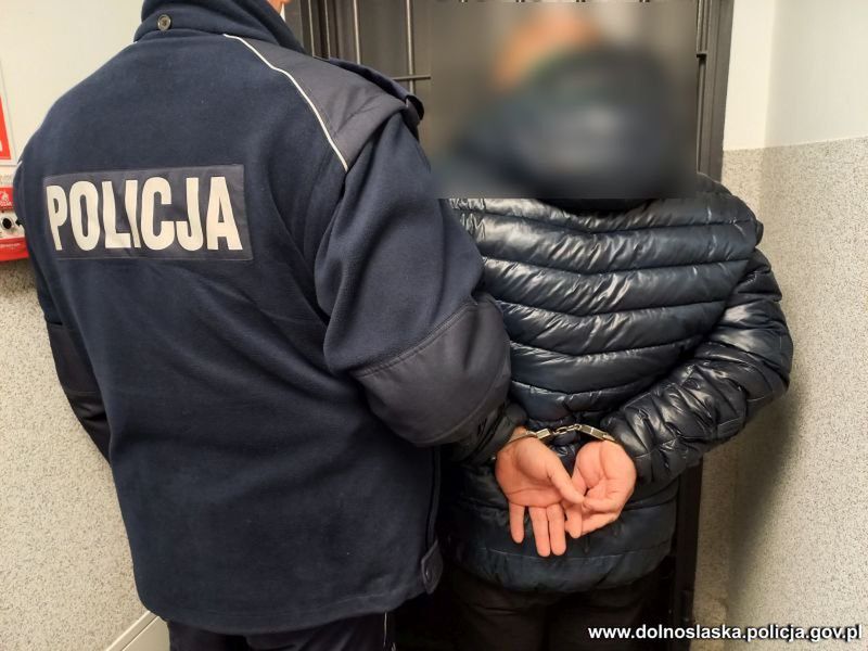 Nocna kłótnia zakończona nożem. 47-latek z Oleśnicy usłyszał zarzut usiłowania zabójstwa