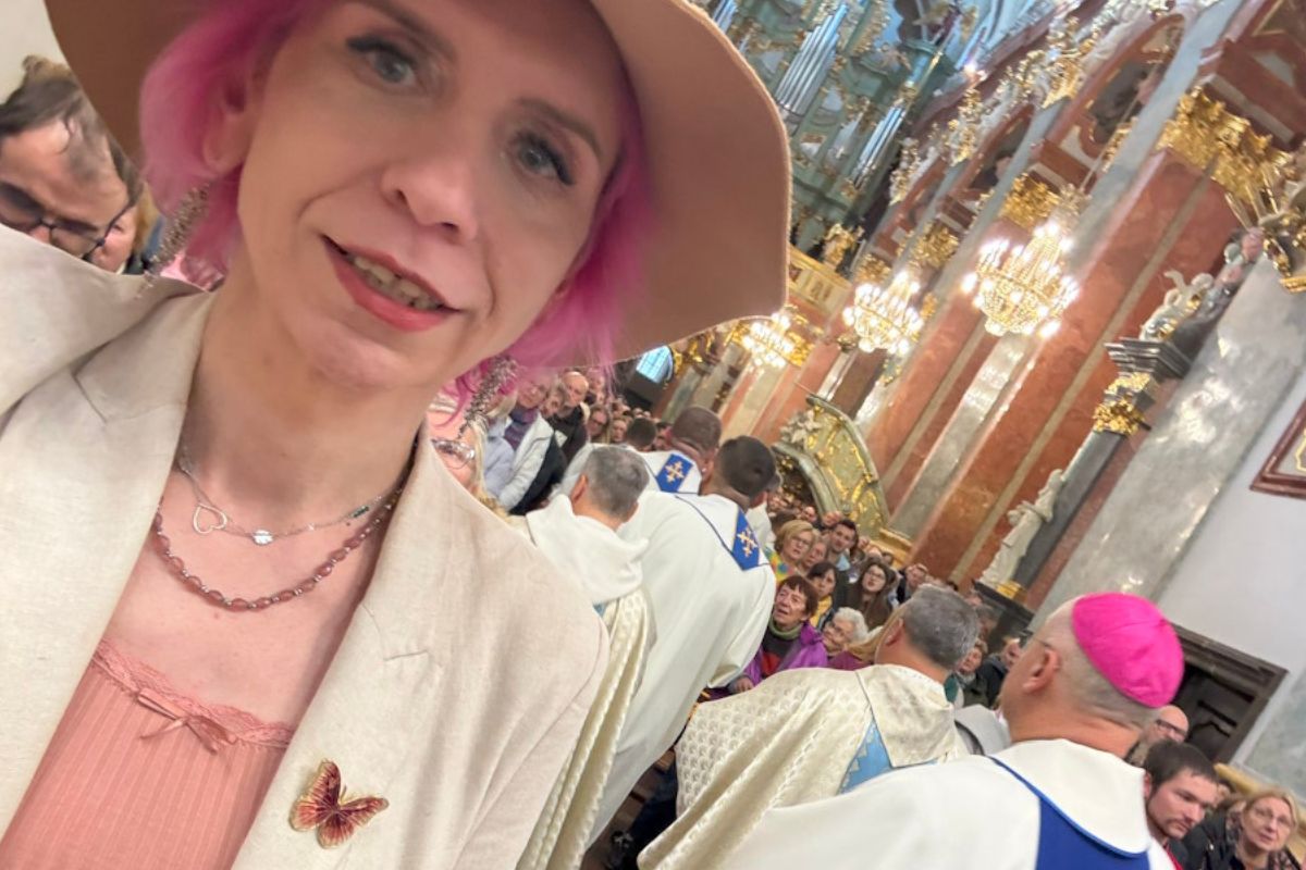 Przeor Jasnej Góry udzielił komunii św. transpłciowej filozofce. "Stał się cud"