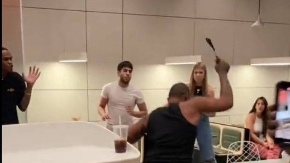 Mężczyzna terroryzuje lokal siekierą