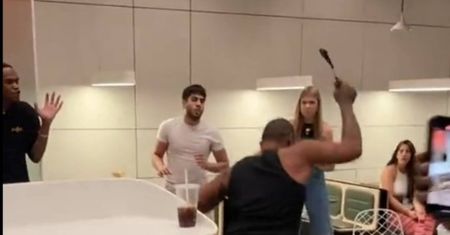 Szokujące sceny w restauracji McDonald's. Mężczyzna wymachiwał siekierą