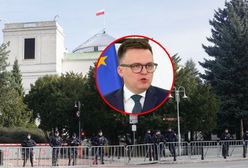 Barierki przed Sejmem. Hołownia: "Na prośbę policji"