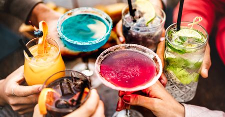 Te drinki zrobią furorę na każdej imprezie. Nie potrzebujesz ani grama alkoholu