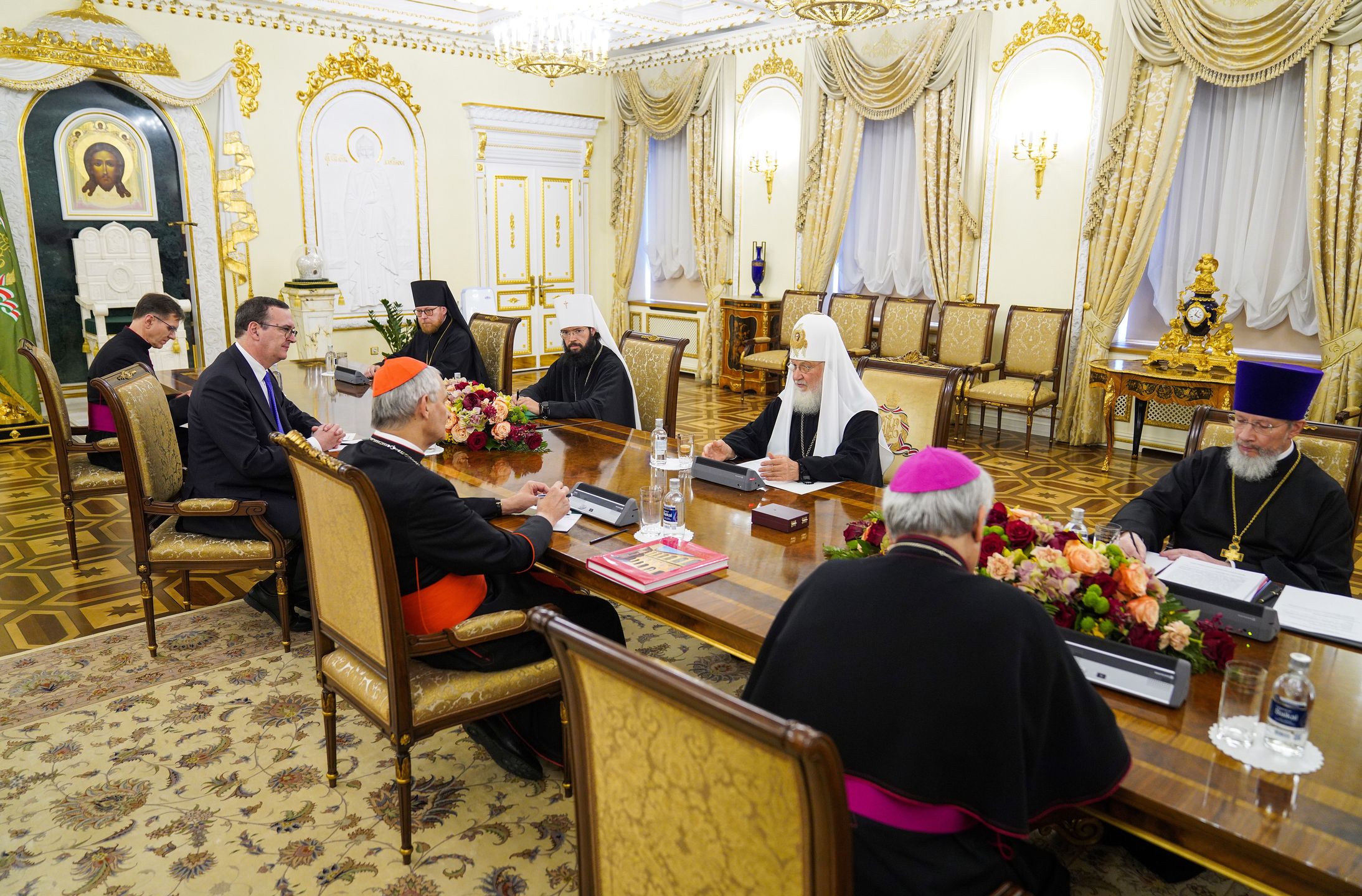 A handout photo made available by Russian Orthodox Church press service shows Russian Orthodox Patriarch Kirill (2-R) speaks with Cardinal Matteo Zuppi (C), Pope's envoy for the Ukrainian settlement, during their meeting in Moscow, Russia, 29 June 2023. Archbishop of Bologna Cardinal Matteo Maria Zuppi was sent by Pope Francis to Moscow as his envoy to establish dialogue and seek a peaceful solution to the Russian-Ukrainian conflict. Zuppi discussed the conflict in Ukraine with Russian presidential aide Yuri Ushakov. EPA/RUSSIAN ORTHODOX CHURCH PRESS SERVICE / HANDOUT HANDOUT EDITORIAL USE ONLY/NO SALES Dostawca: PAP/EPA.