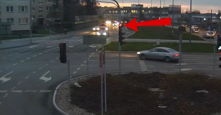 Miała czerwone światło. Nie zatrzymała się. Dramatyczne nagranie