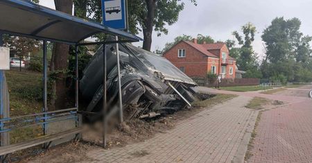 Wypadek w Rębowie na DK50. 22-latek kierujący dostawczakiem trafił do szpitala