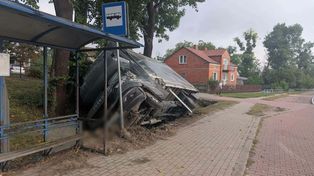 Wypadek w Rębowie na DK50. 22-latek kierujący dostawczakiem trafił do szpitala