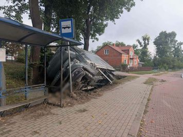 Wypadek w Rębowie na DK50. 22-latek kierujący dostawczakiem trafił do szpitala