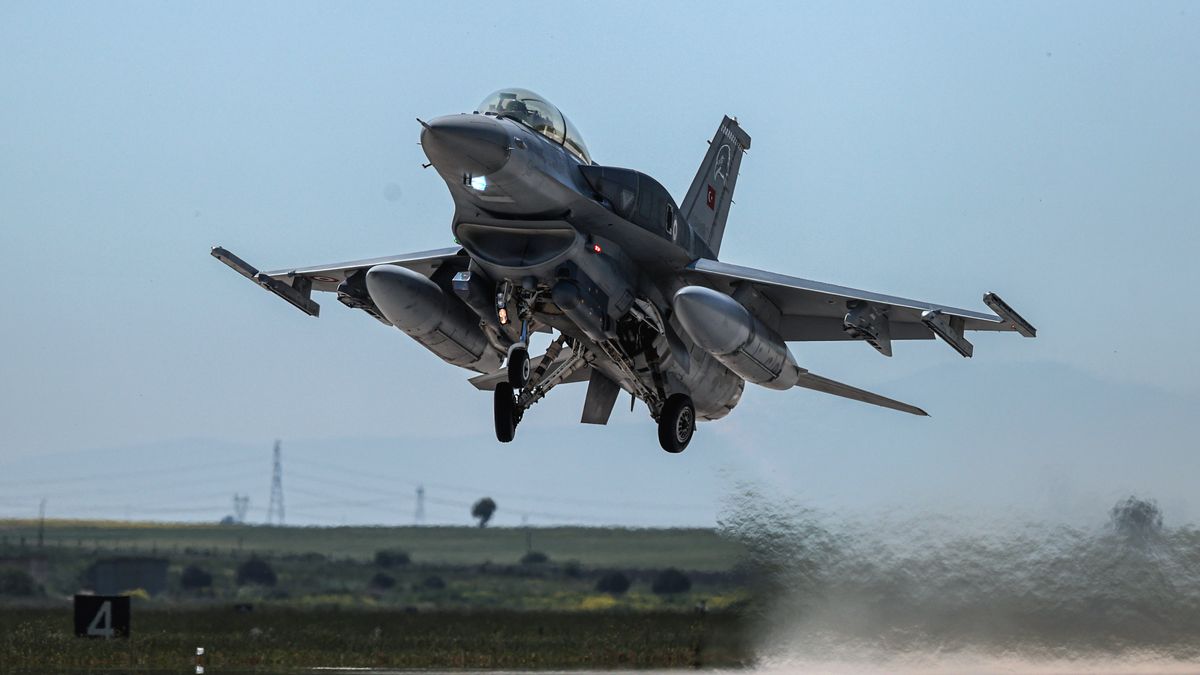 BALIKESIR, TURKIYE - MAY 22: Turkish Air Force F-16 fighter aircraft is seen during test flight in Balikesir, Turkiye on May 22, 2022. The 161st Fleet Command, the only fleet of the Turkish Air Force with two call names - coded as "Eagle" during the day and "Bat" at night - takes an active role in both the protection of the airspace in Aegean Region and the combat against terrorism. (Photo by Ali Atmaca/Anadolu Agency via Getty Images)