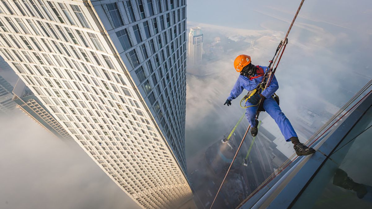 Myją okna wieżowców Dubaju. Zdjęcia pokazują, jak piękne widoki mają 1