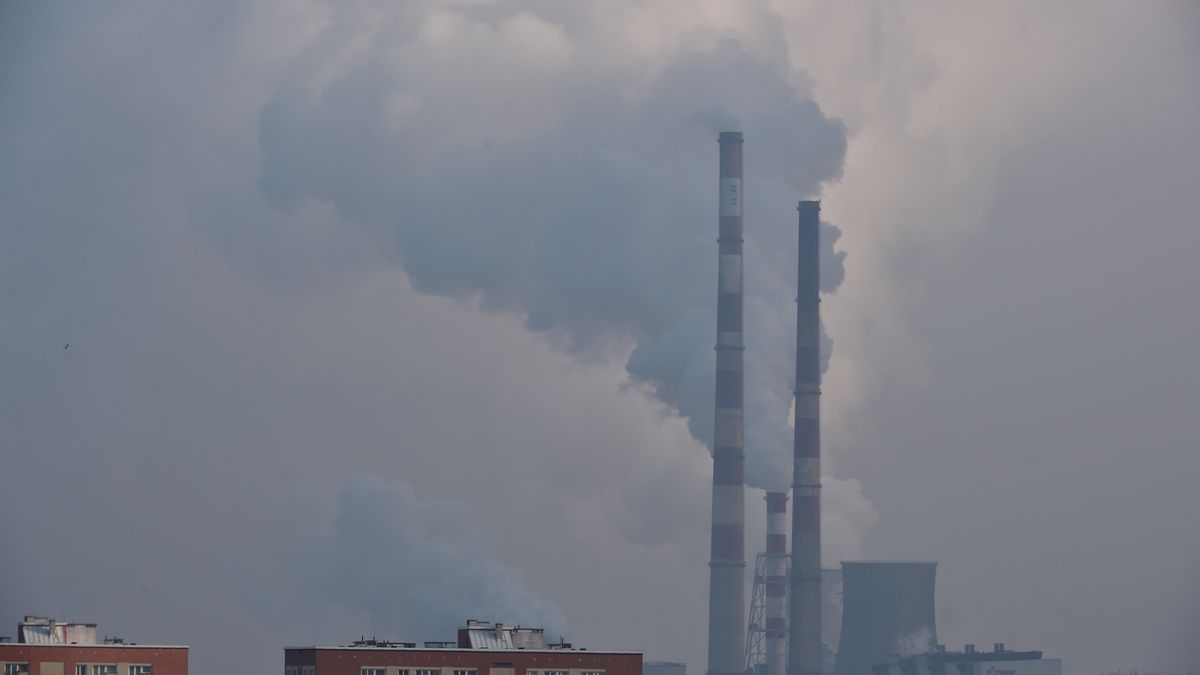 dymiące kominy w Krakowie
