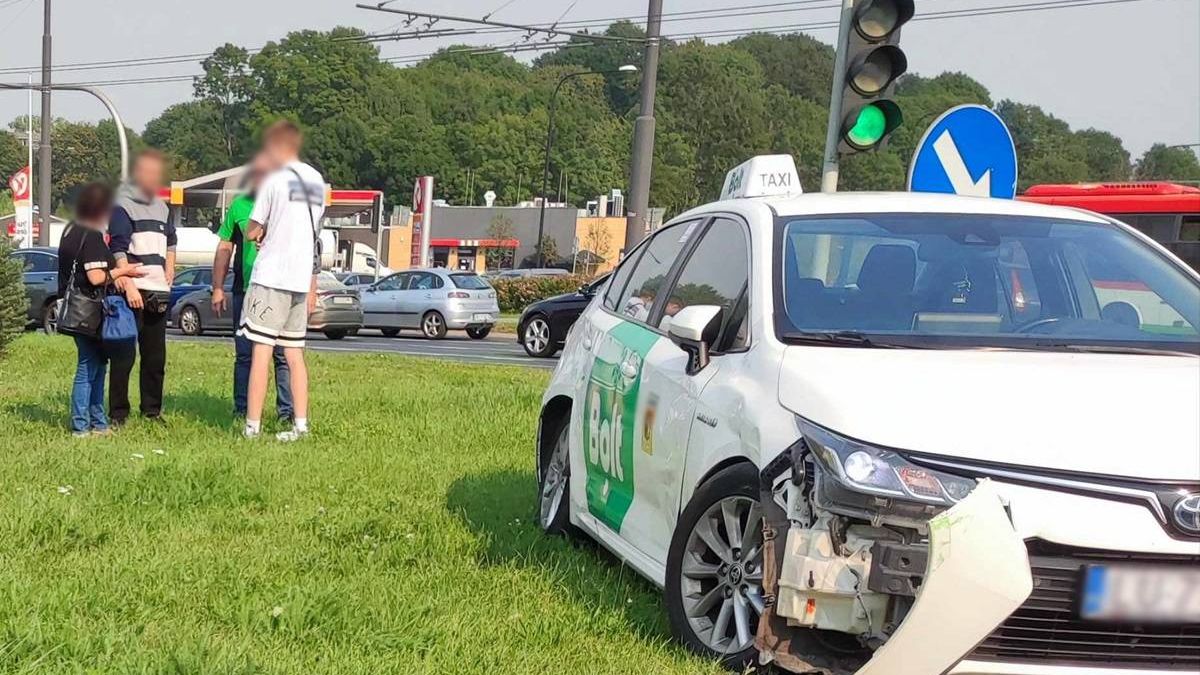 Bolt zderzył się z autobusem na rondzie przy Zamku
