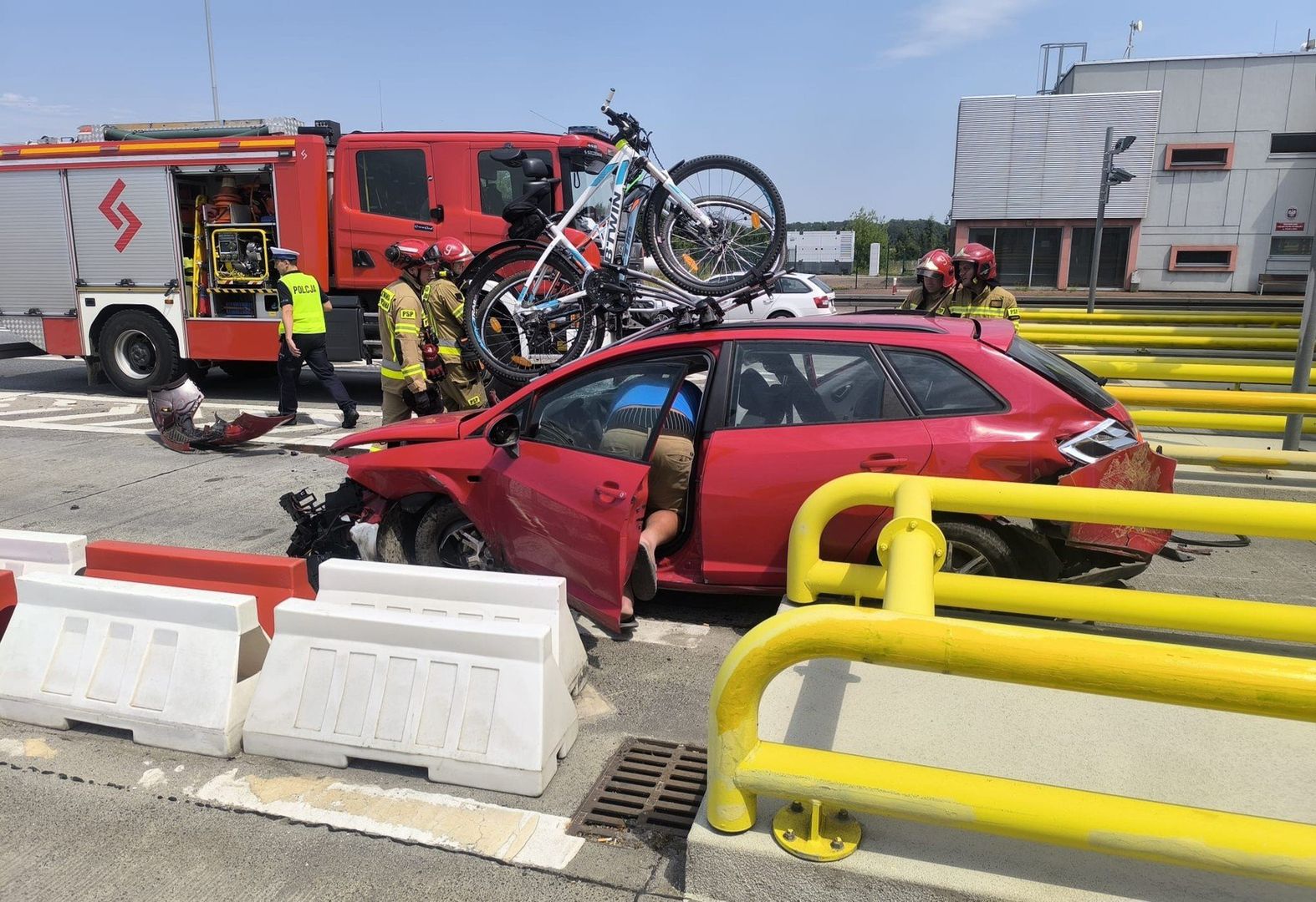 3.07.2025 r. Wypadek samochodu na bramkach byłego punktu poboru opłat w Karwianach.