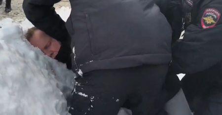 Zanurzyli jego głowę w zaspie. Chciał tylko złożyć kwiaty