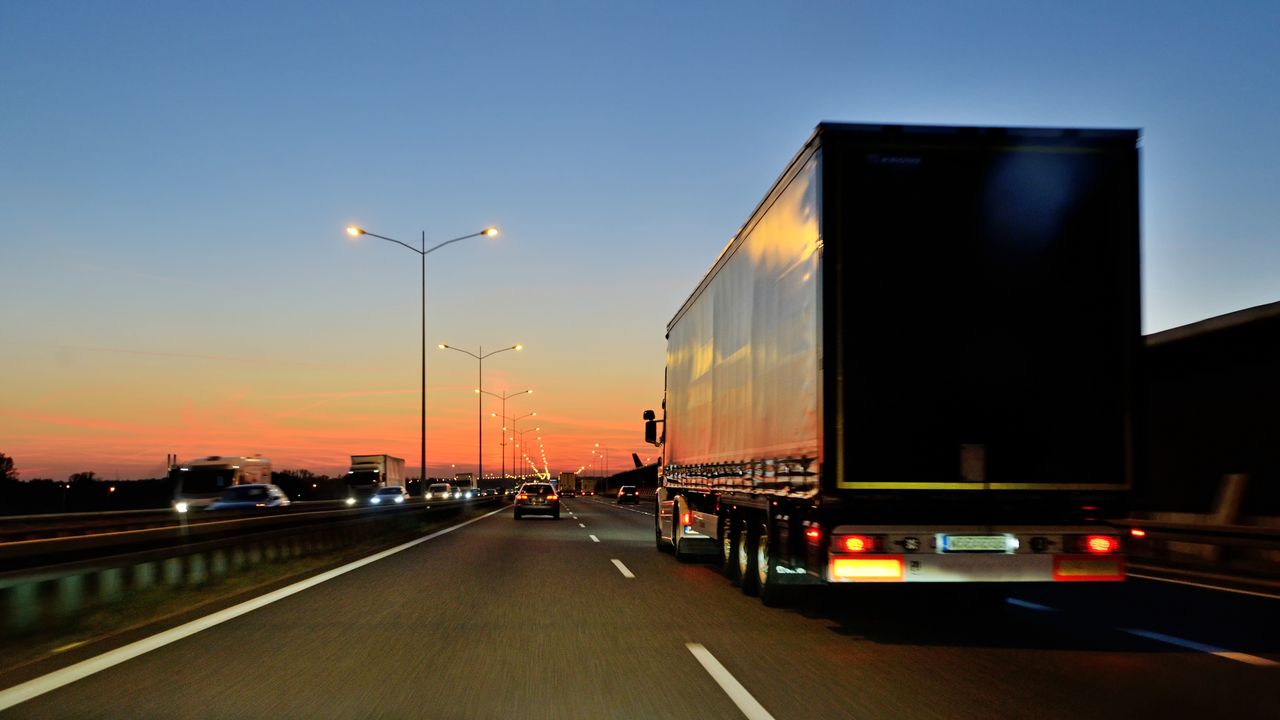 Australijczyk ma szczęście, że żyje. Pod naczepą ciężarówki przejechał 400 km