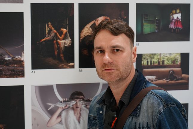 Piotr Leczkowski i jego wyróżnione zdjęcie na wystawie w Somerset House.