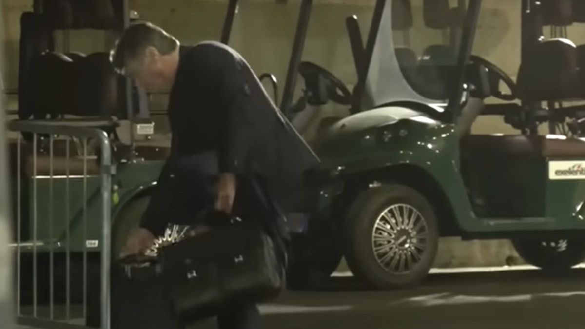 Walter Mazzarri krząta się pod stadionem w Rzymie