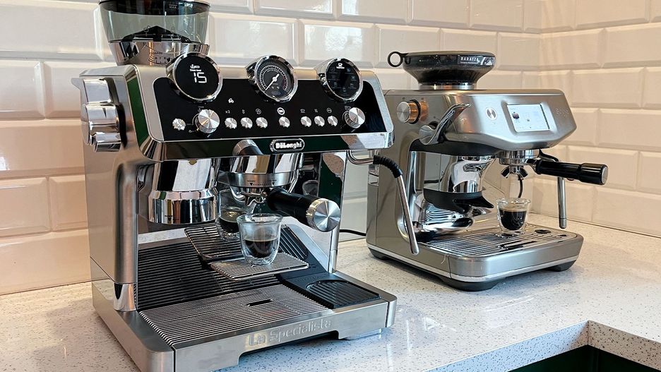 Ekspresy De'Longhi La Specialista Maestro i SAGE Barista Touch Impress stojące obok siebie 