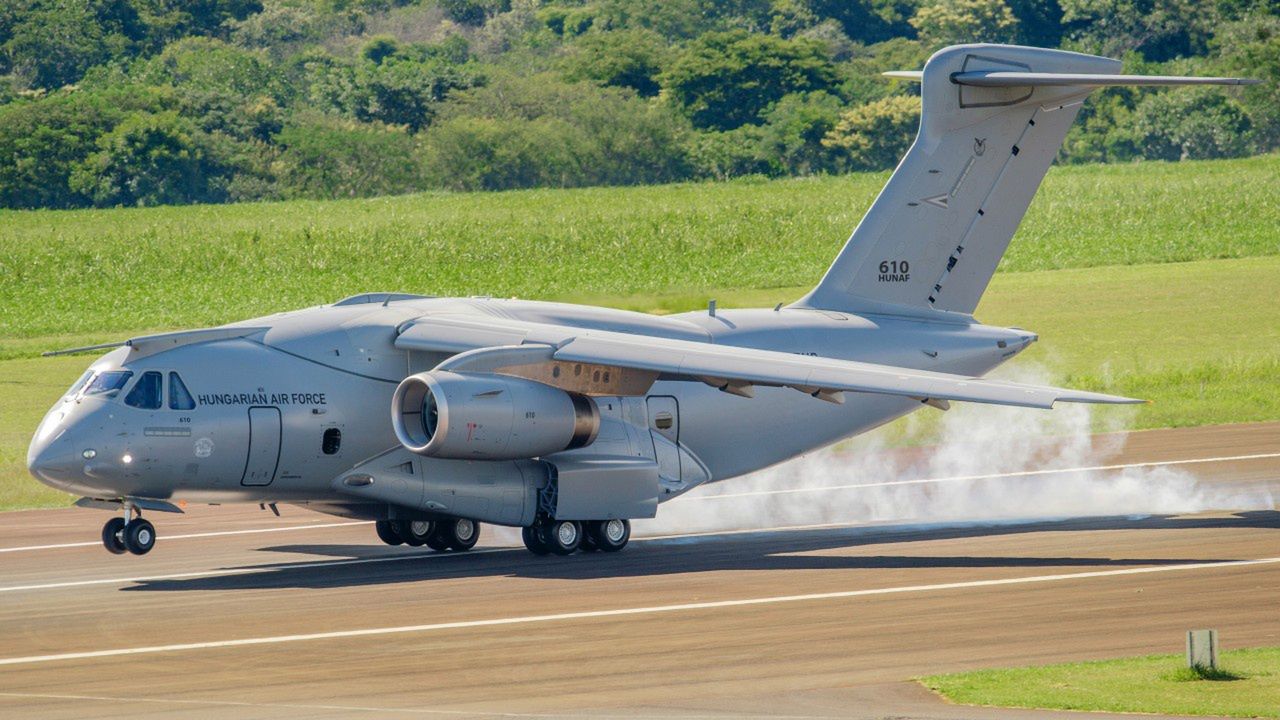 Pierwszy węgierski KC-390.