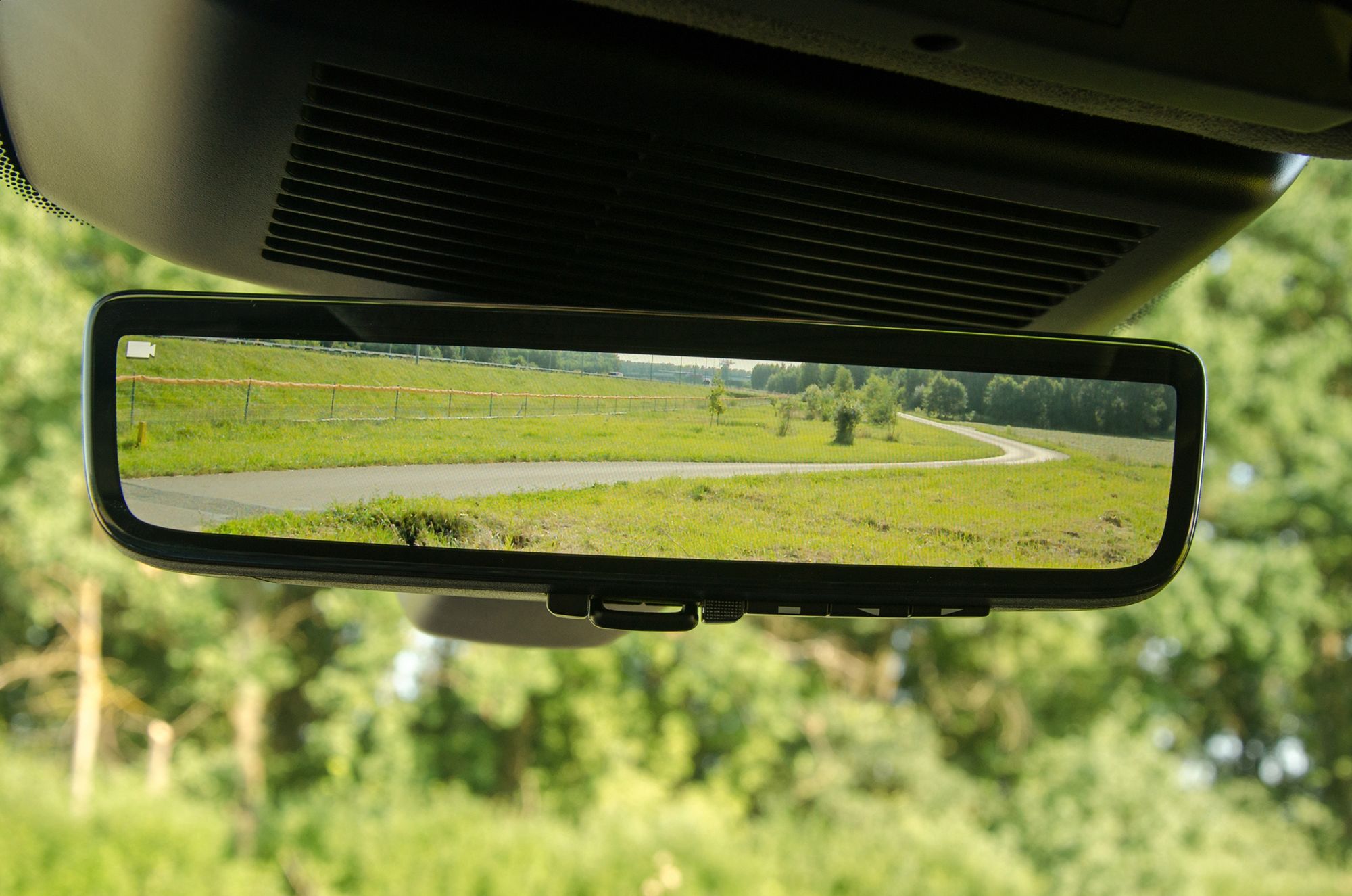 Cyfrowe lusterko wewnętrzne to ciekawy i warty rozważenia bajer