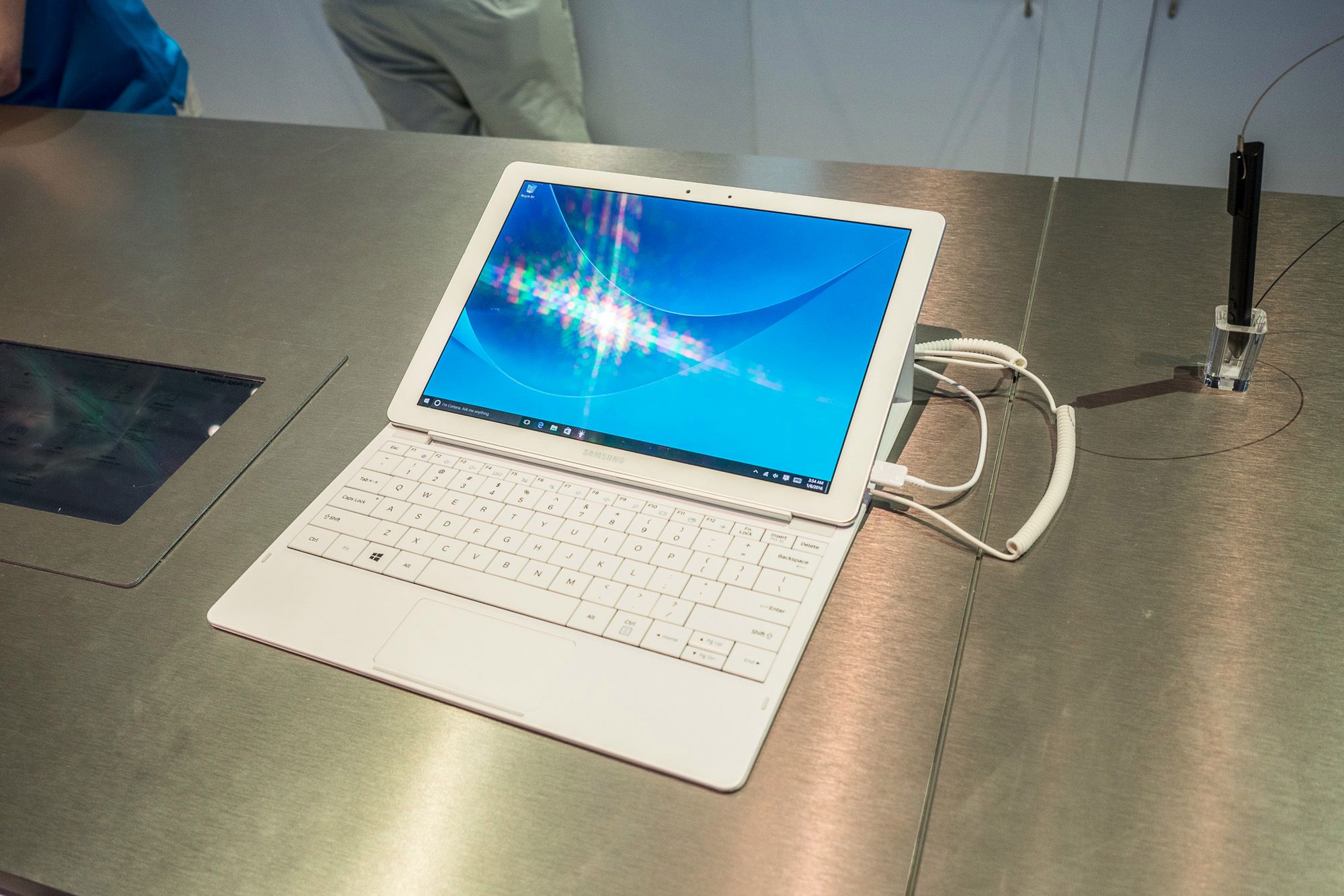 Galaxy TabPro S, Gear S2 classic w nowych wersjach i niespodzianka dla użytkowników iPhone'ów - nowości Samsunga z CES 2016 10
