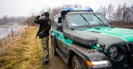 Tajemniczy obiekt przebił szyby pojazdu SG. Wystrzelono go z Białorusi