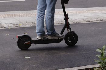 Pędził hulajnogą elektryczną 50 km/h. Oto wysokość mandatu