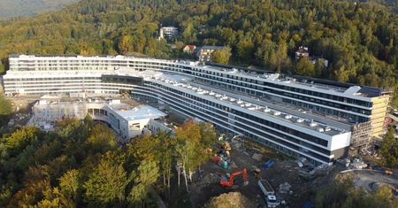 Hotel olbrzym bliski otwarcia. Domki pokazują, jak wielki będzie