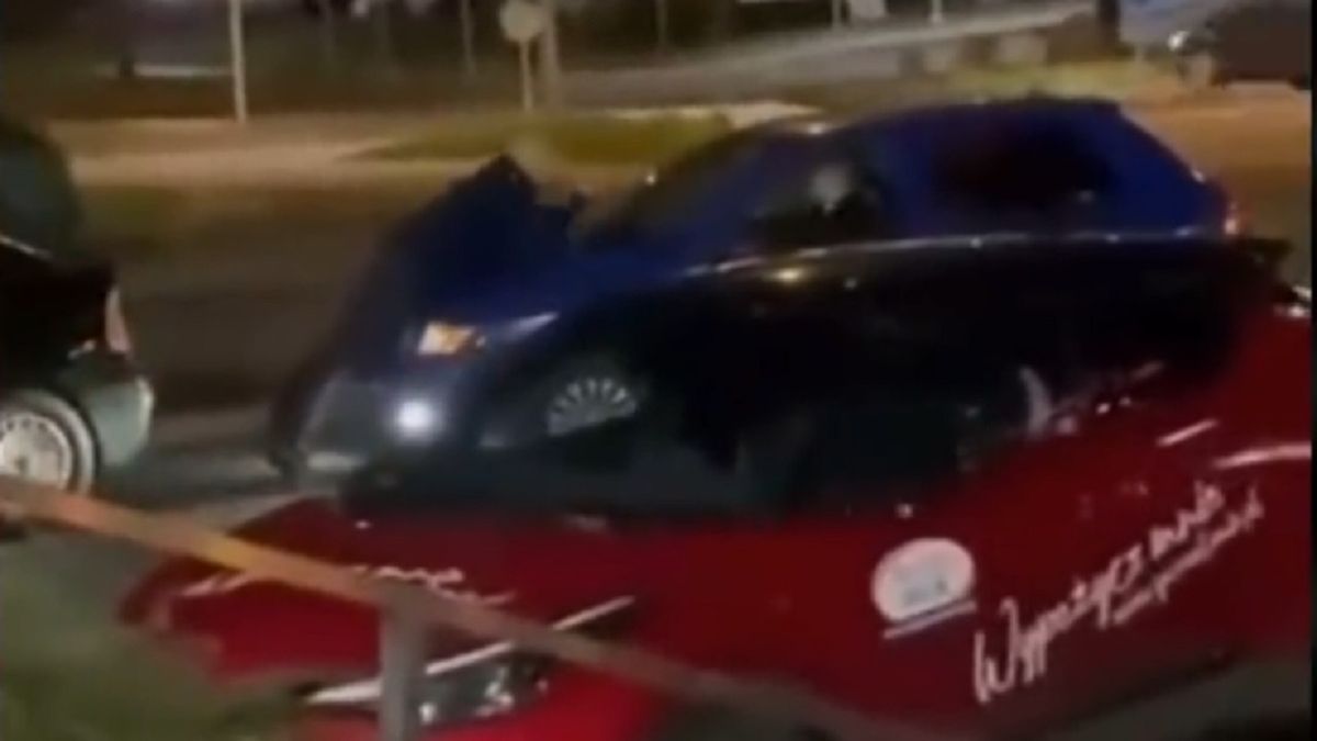 Kobieta z ochroniarzem na masce przy sklepie w Jastrzębiu-Zdroju.