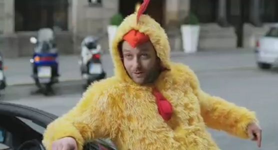 „Prawdziwy kurczak. Prawdziwy smak” - człowiek-kurczak znów reklamuje KFC (wideo)