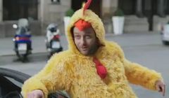 „Prawdziwy kurczak. Prawdziwy smak” - człowiek-kurczak znów reklamuje KFC (wideo)
