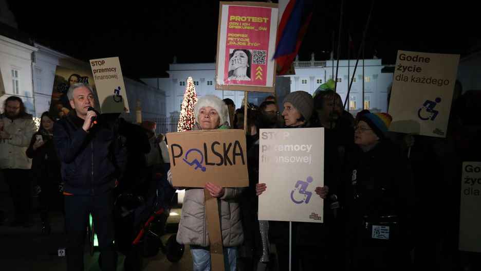 Protest opiekunów osób z niepełnosprawnościami przed Pałacem Prezydenckim w Warszawie.