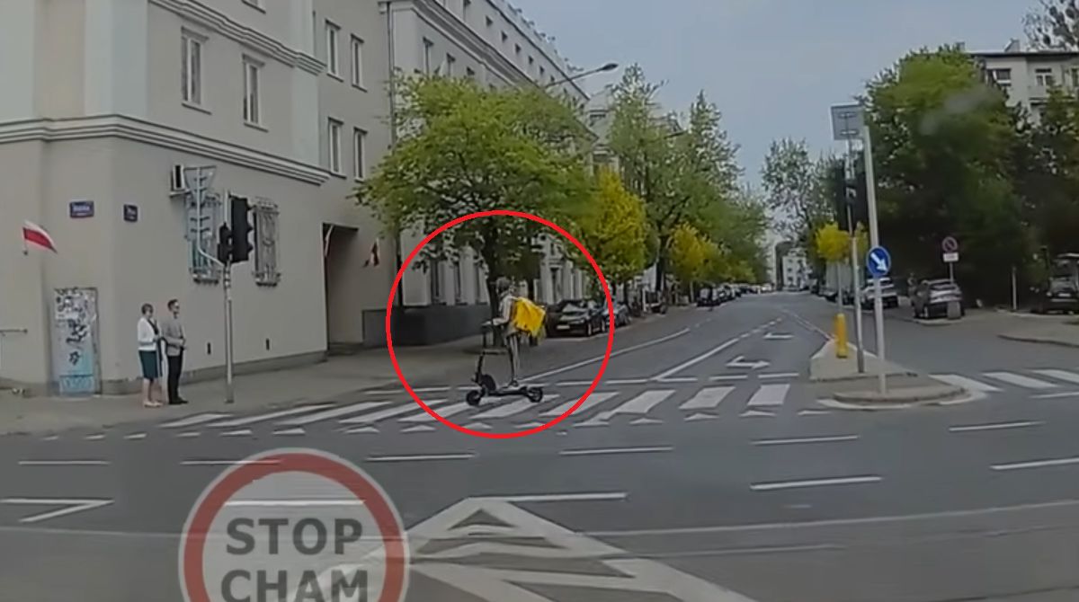 Kurier na hulajnodze ignoruje trzy czerwone światła. Nagranie z Woli szokuje