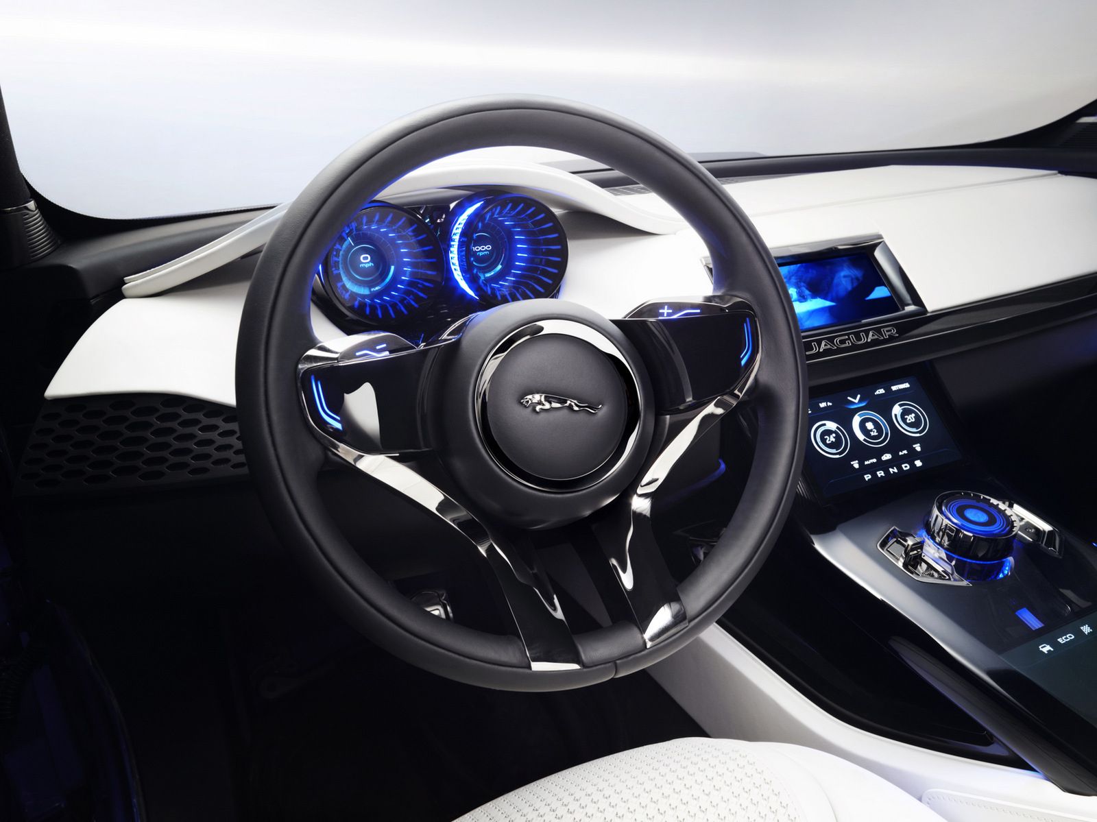 Jaguar C-X17 Concept w studiu i plenerze [galeria] 13
