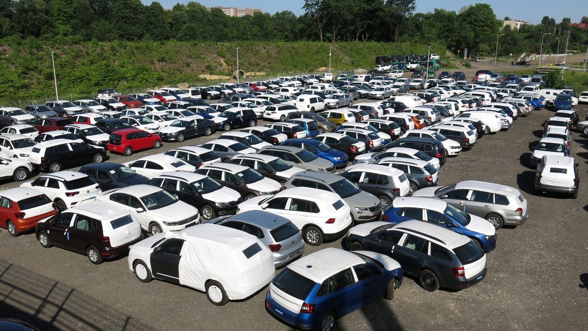 Parking pod salonem samochodowym