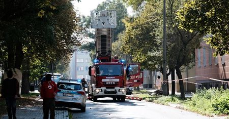 Poważny pożar mieszkania w centrum Lublina. Ciemny dym z okna tuż obok jednostki straży pożarnej | ZDJĘCIA