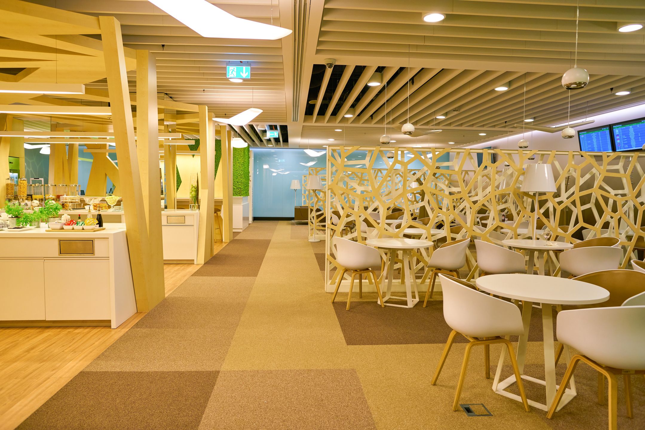 Na terenie lotniska można skorzystać m.in business lounge 