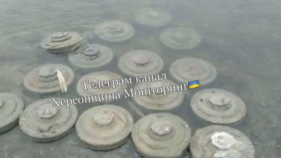 Miny TM-62 zabrane przez falę powodziową wywołaną zniszczeniem zapory w Nowej Kachowce. 