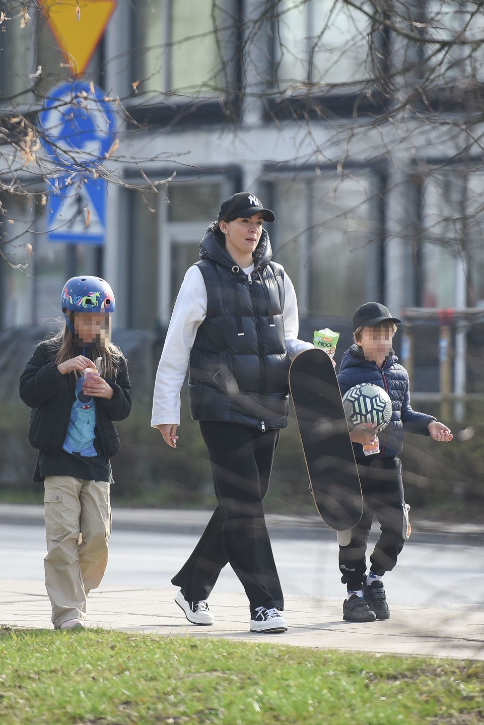 Paulina Krupińska spaceruje z dziećmi