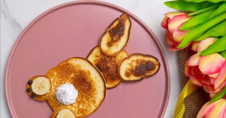 Łączę kilka składników i smażę na patelni. Po chwili wielkanocne zajączki lądują na talerzach