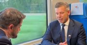 Nietypowy wywiad Petera Magyara z polskim dziennikarzem. Zdjęcia z pociągu