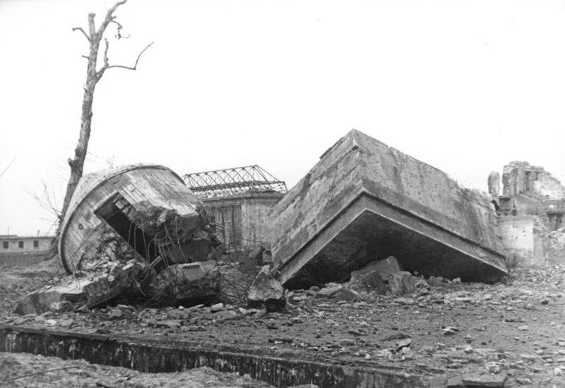 Zniszczony bunkier Hitlera, zdjęcie z 1947 r.