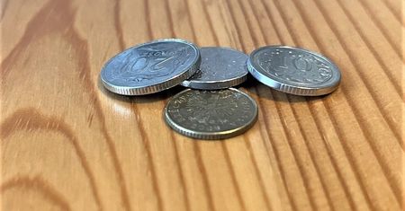 Nie bez powodu monety mają prążkowane krawędzie. To nie wymysł współczesnych