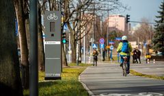 Totemy z radarami na pierwszych trasach rowerowych w Warszawie. Mają ułatwić jazdę rowerzystom