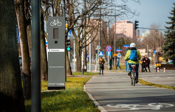 Totemy z radarami na pierwszych trasach rowerowych w Warszawie. Mają ułatwić jazdę rowerzystom